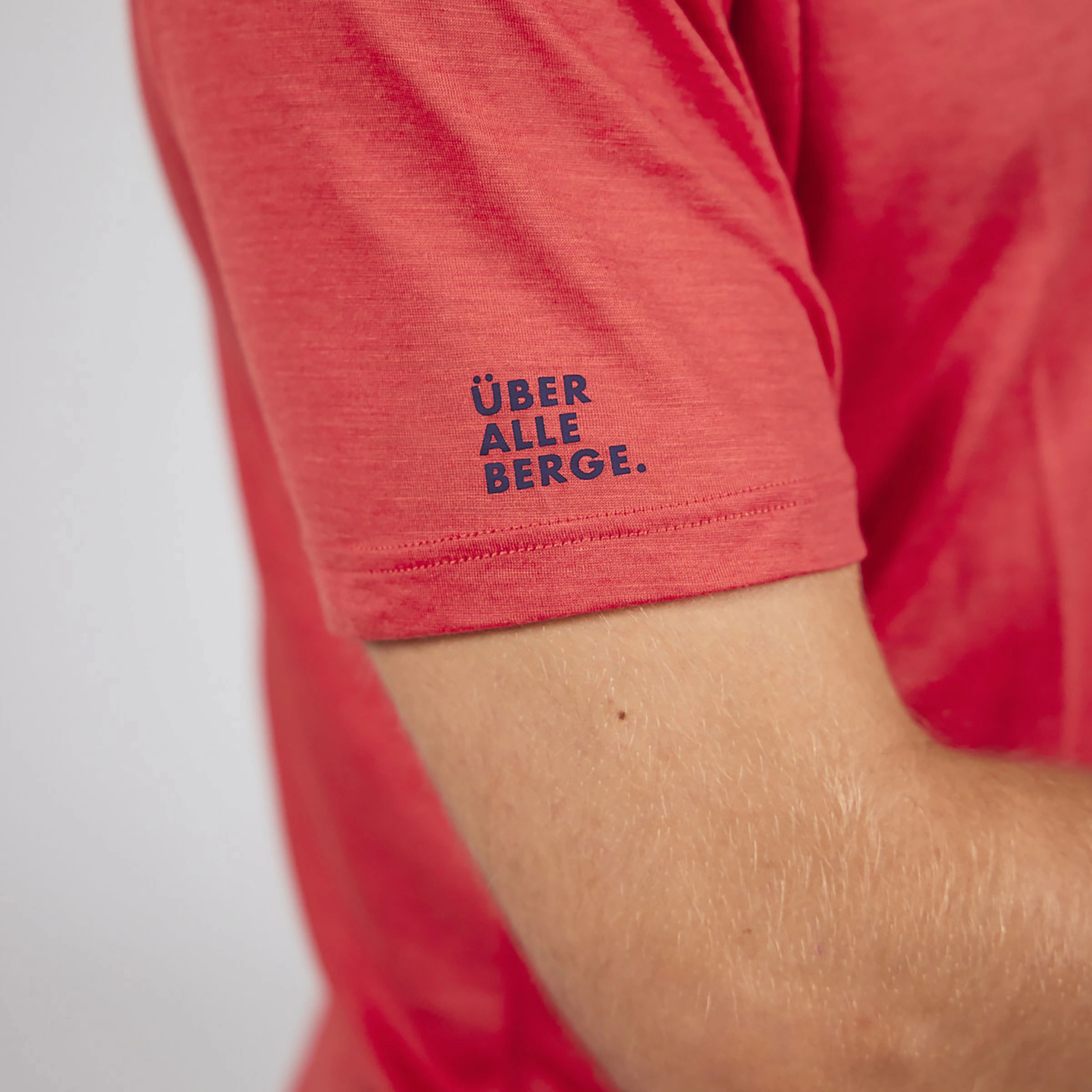 Ein Schöner Fleck Erde Men's Über Alle Berge T-Shirt - Bilde 2